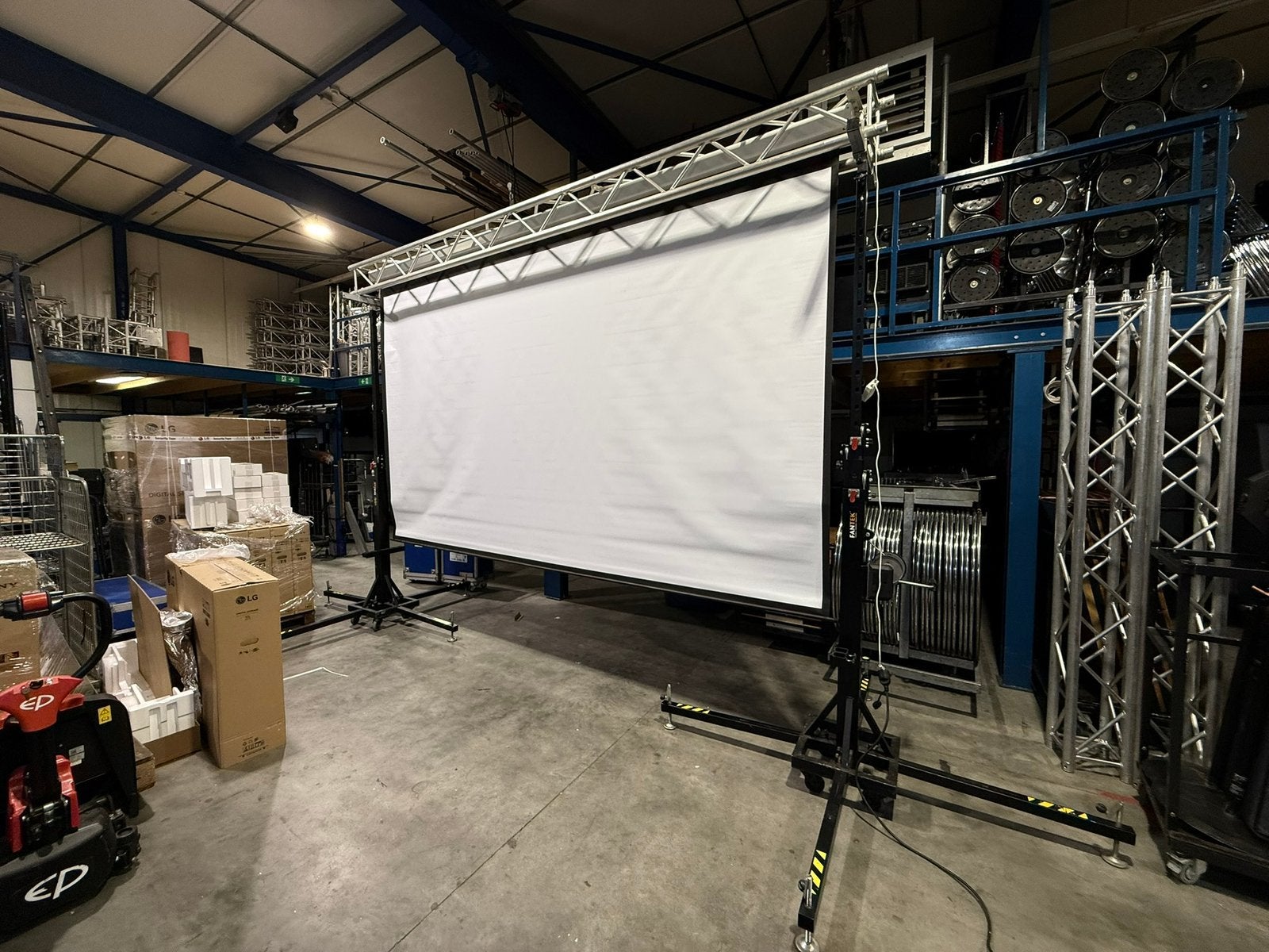 Elektrisch projectiescherm in 4m truss 30x30 – Euro/Global, Ophalen, Elektrisch, Gebruikt