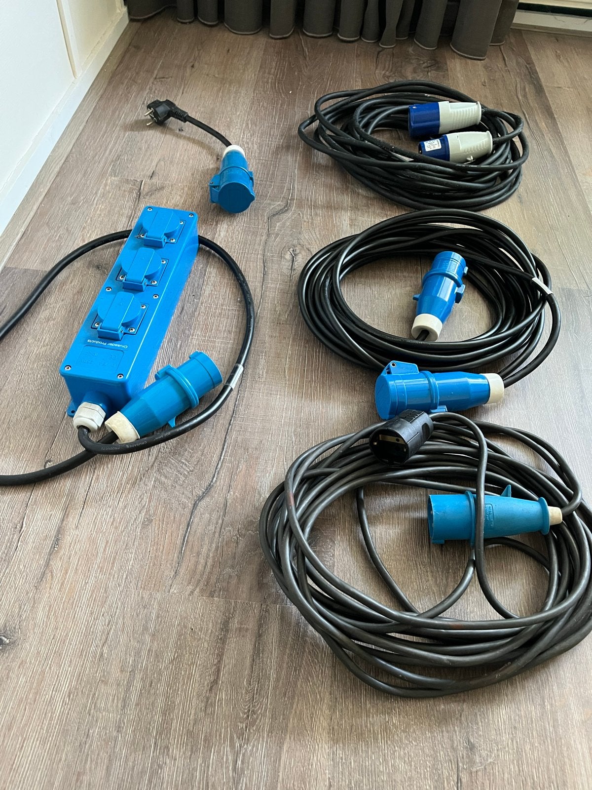 Camping stroomkabels en verdeeldoos. Alles conpleet, Caravans en Kamperen, Kampeeraccessoires, Ophalen, Gebruikt