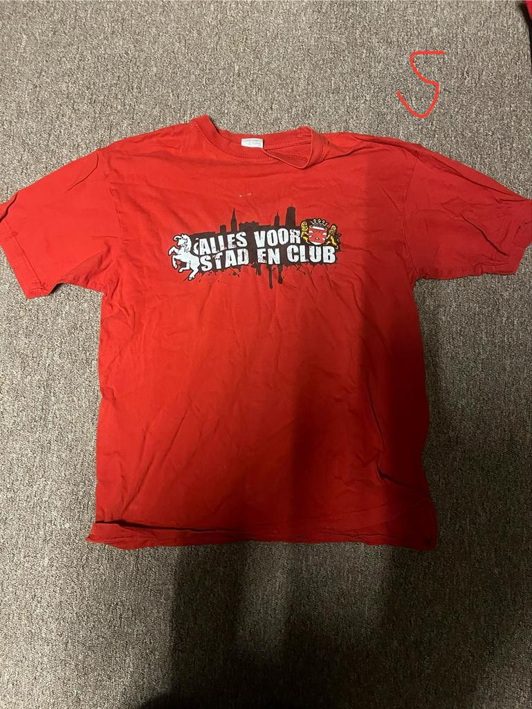 Rood vak p T-shirt "Alles voor stad en club" maat S, Kleding | Heren, T-shirts, Ophalen of Verzenden, Gedragen, Maat 46 (S) of kleiner