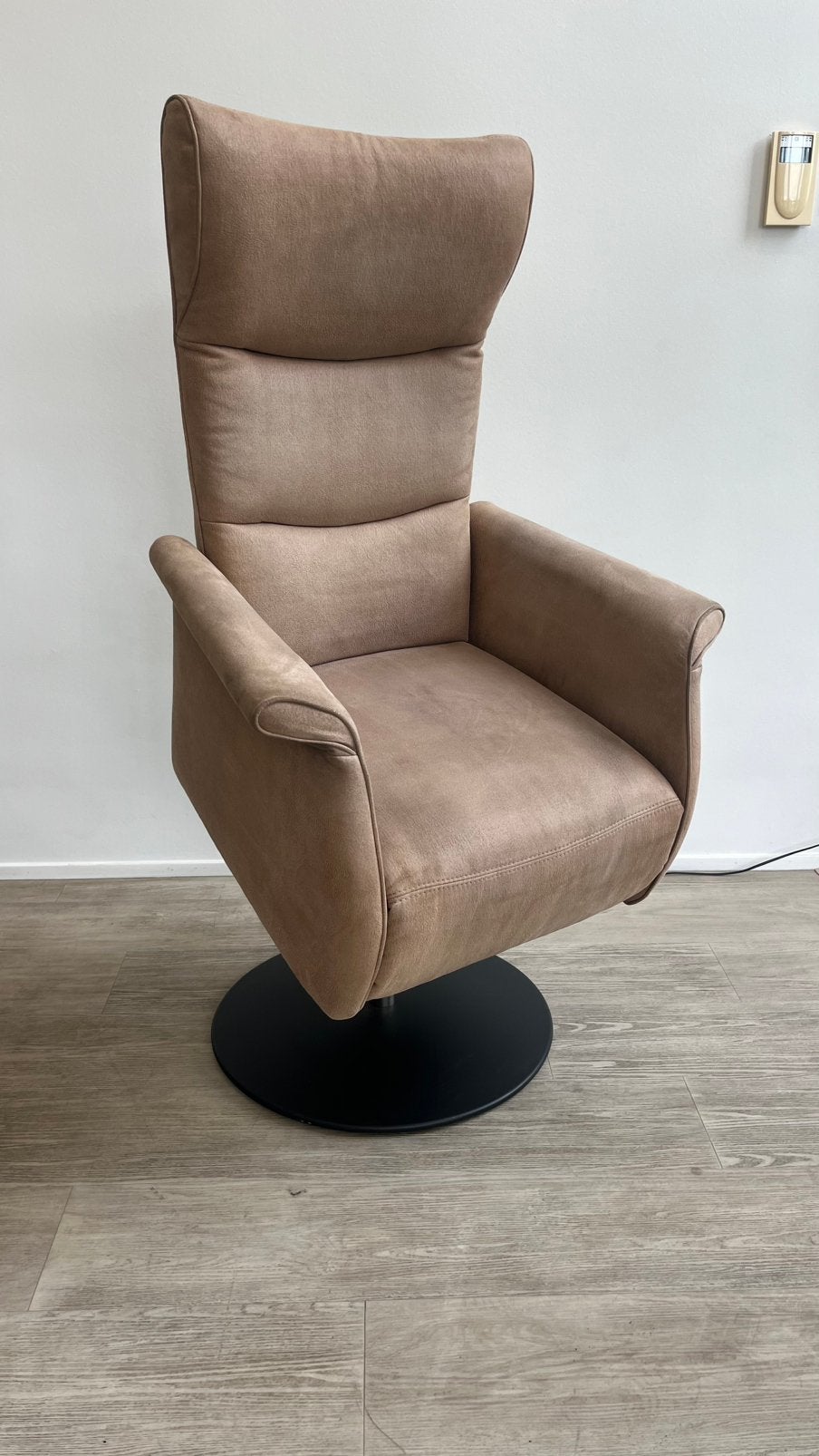 Prominent Relaxfauteuil Sta Op Taupe Stof L  XL, Ophalen, Zo goed als nieuw, Stof, 50 tot 75 cm