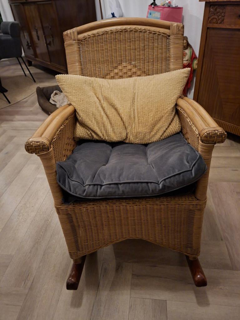 Rieten schommelstoel, Huis en Inrichting, Stoelen, Ophalen, Zo goed als nieuw, Bruin, Eén