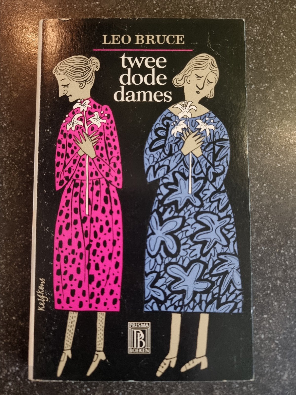 Twee Dode Dames - Leo Bruce (Prisma Boeken), Boeken, Detectives, Ophalen of Verzenden