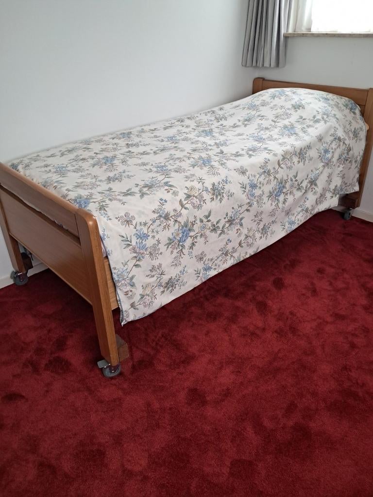 1 persoons bed met nieuw matras, Gebruikt, 90 cm, Eenpersoons, Bruin