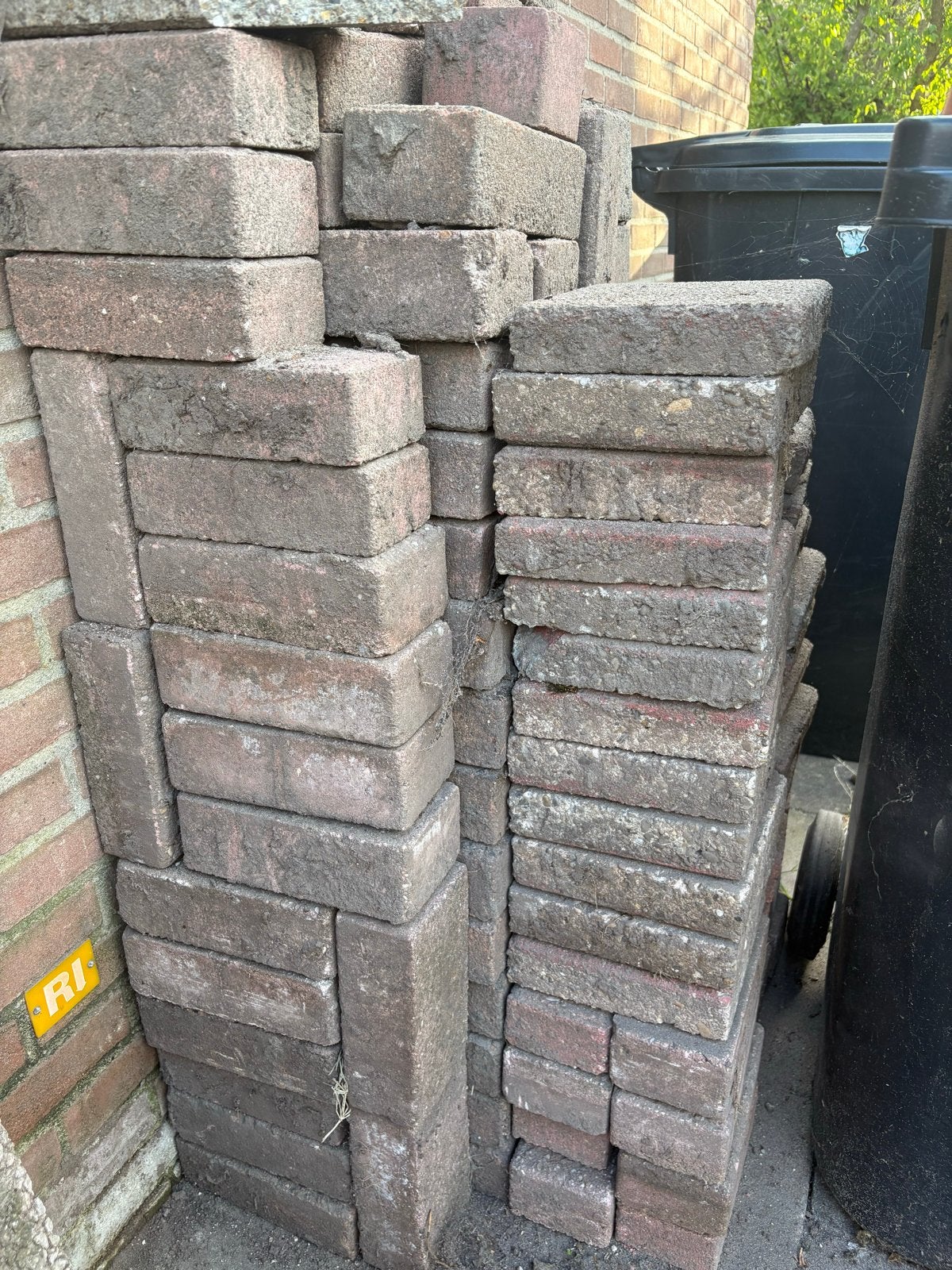 Gratus betonnen klinkers en andere stenen, Tuin en Terras, Ophalen, Gebruikt, Klinkers, 10 m² of meer
