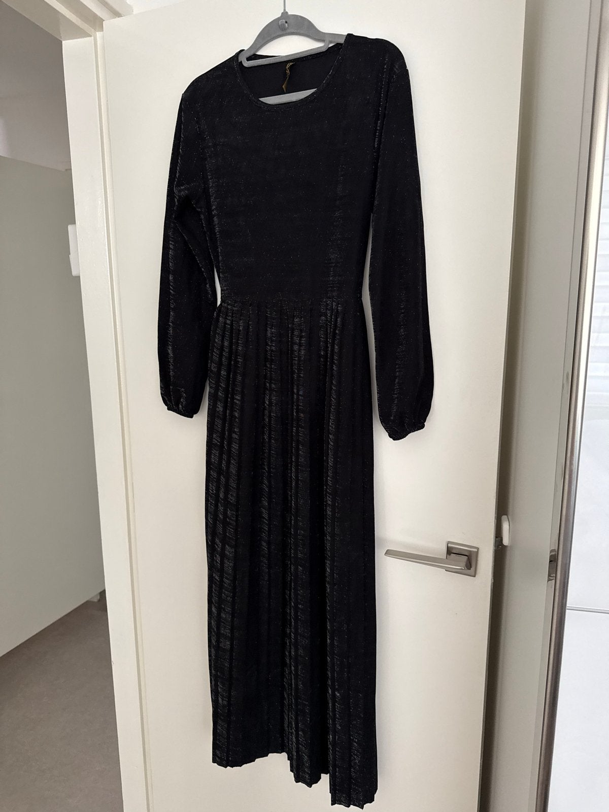 Zwarte glitter jurk met lange mouwen - HBS, Zwart, Ophalen of Verzenden, Zo goed als nieuw, Maat 36 (S)