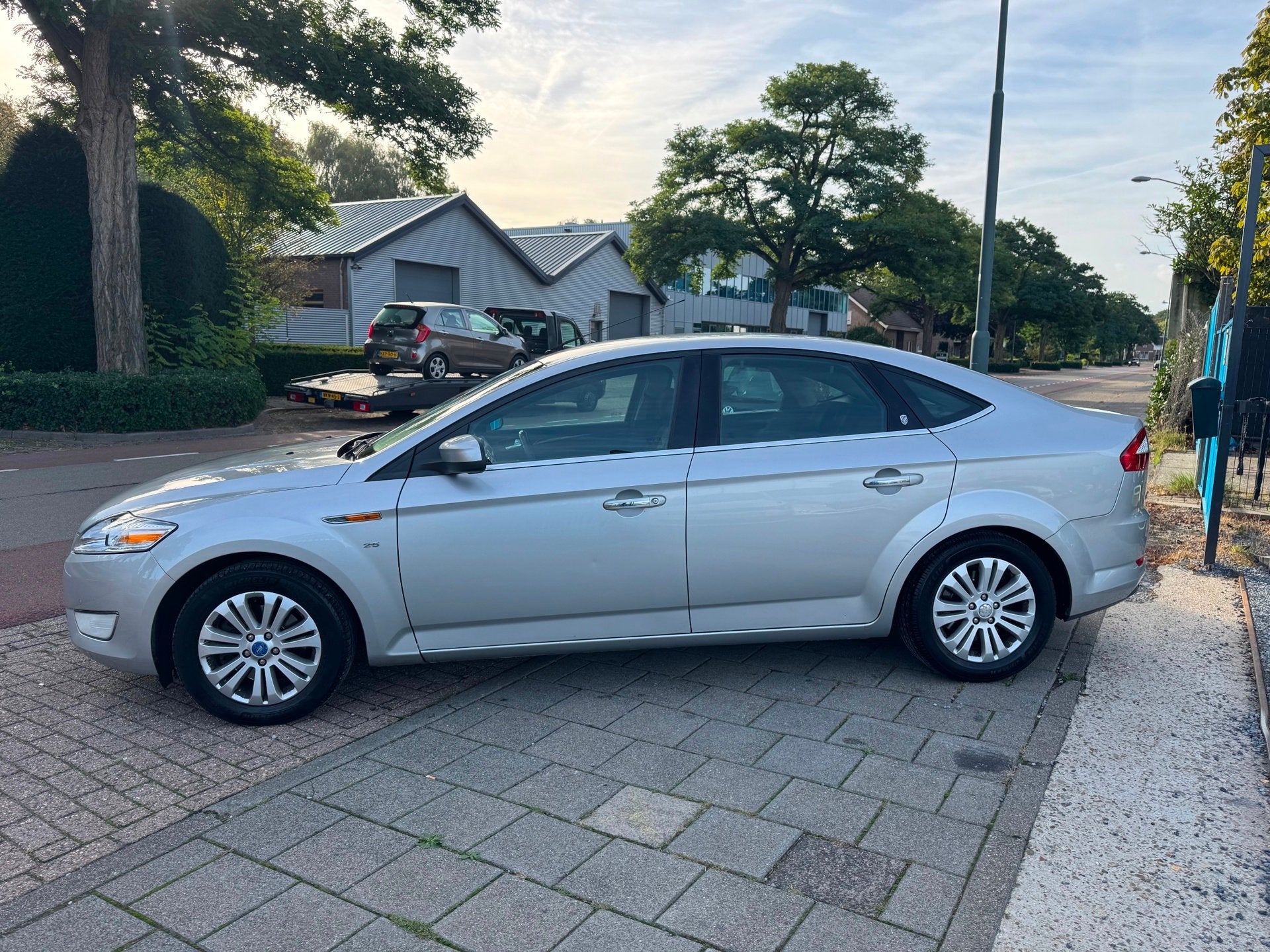Ford Mondeo 2.5-20V Ghia Clima Elek Pakket Navi Cruise, Auto's, Voorwielaandrijving, Stof, Zwart, Mondeo