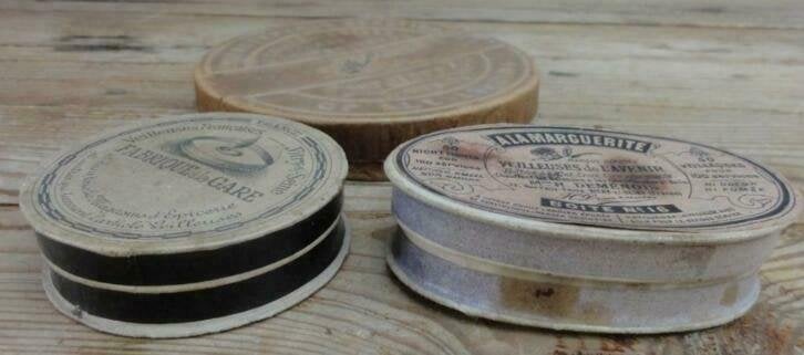 2 Oude Franse deocoratieve brocante doosjes met lontjes, Antiek en Kunst, Ophalen of Verzenden
