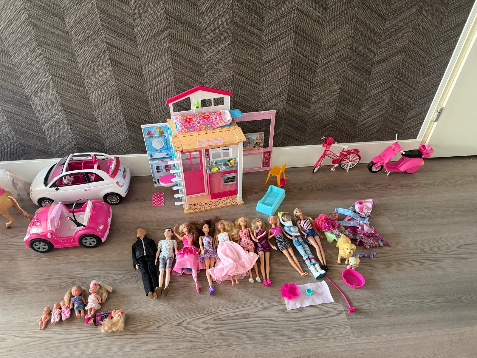 Grote Barbie set met huis, auto, poppen en accessoires, Ophalen of Verzenden, Gebruikt, Barbie
