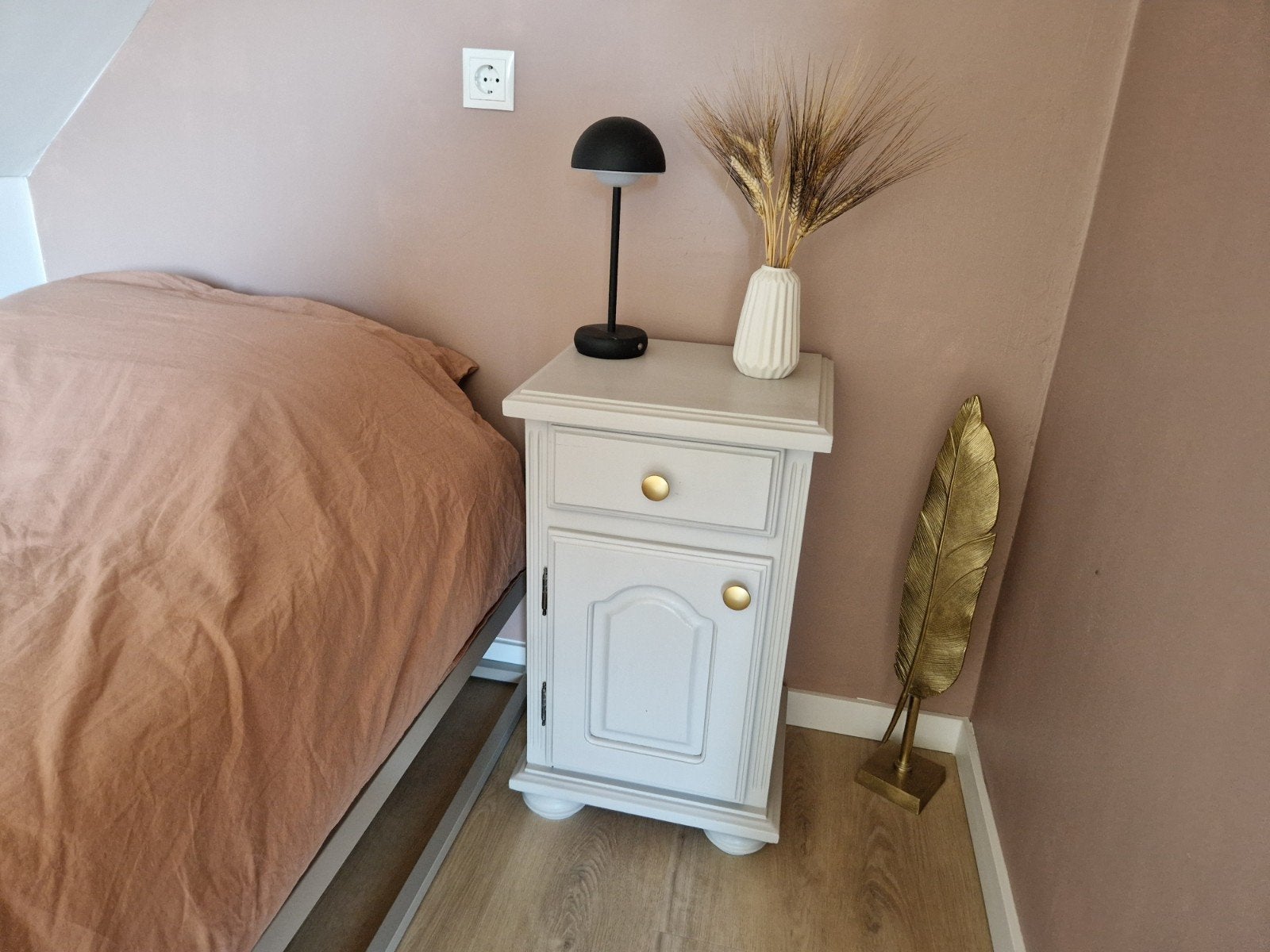 Mooi beige nachtkastje met een handige lade en deurtje., Ophalen, Zo goed als nieuw, Minder dan 45 cm