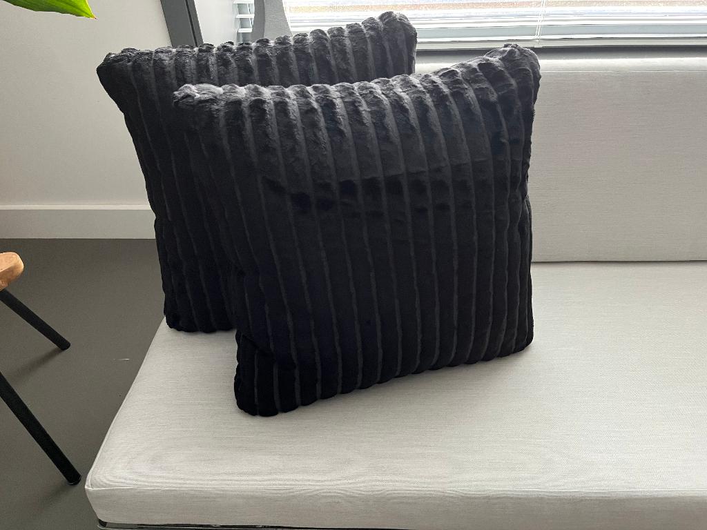 Sierkussen | Kussen | Ribfluweel | 50x50 cm | Raw Interiors, Huis en Inrichting, Ophalen, Zo goed als nieuw, Zwart, Vierkant