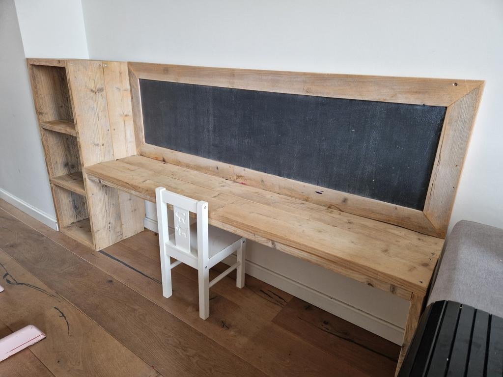 Stijgerhouten kinderbureau met krijtbord en opbergruimte, Kinderen en Baby's, Kinderkamer | Tafels en Stoelen, Ophalen, Gebruikt