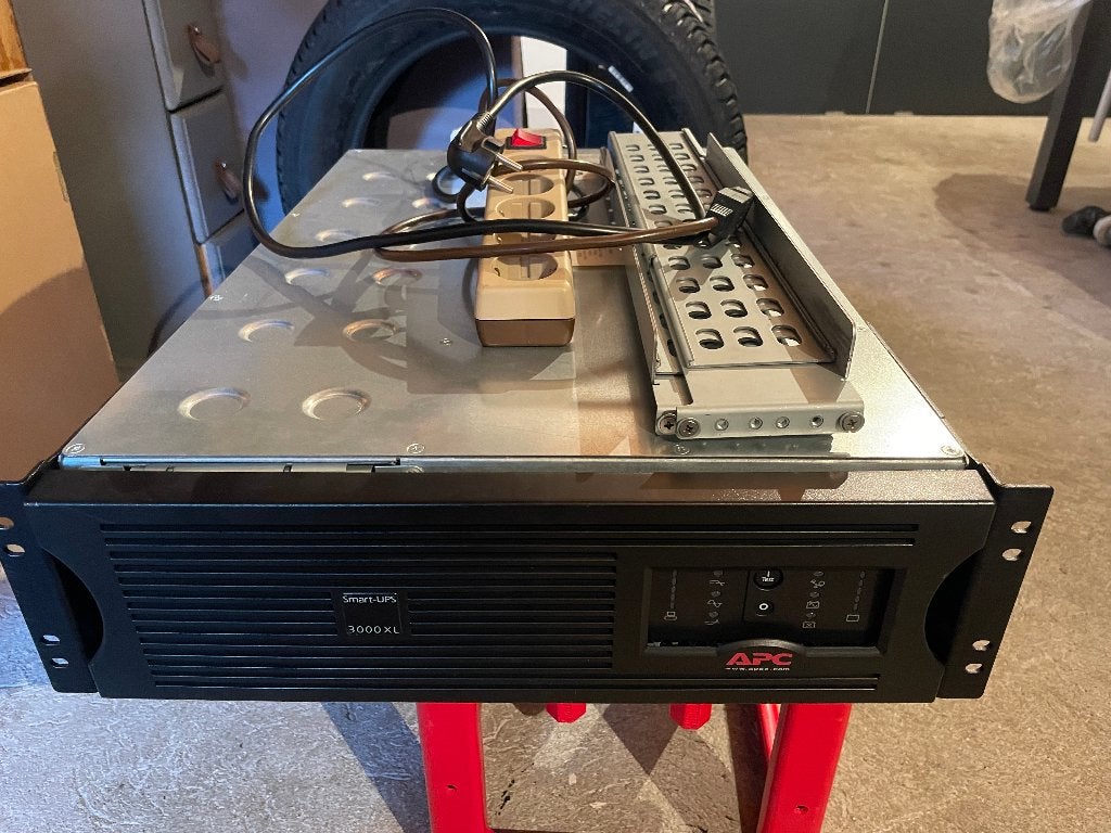 APC SmartUPS 3000XLzonder accus, Computers en Software, Ophalen, Gebruikt