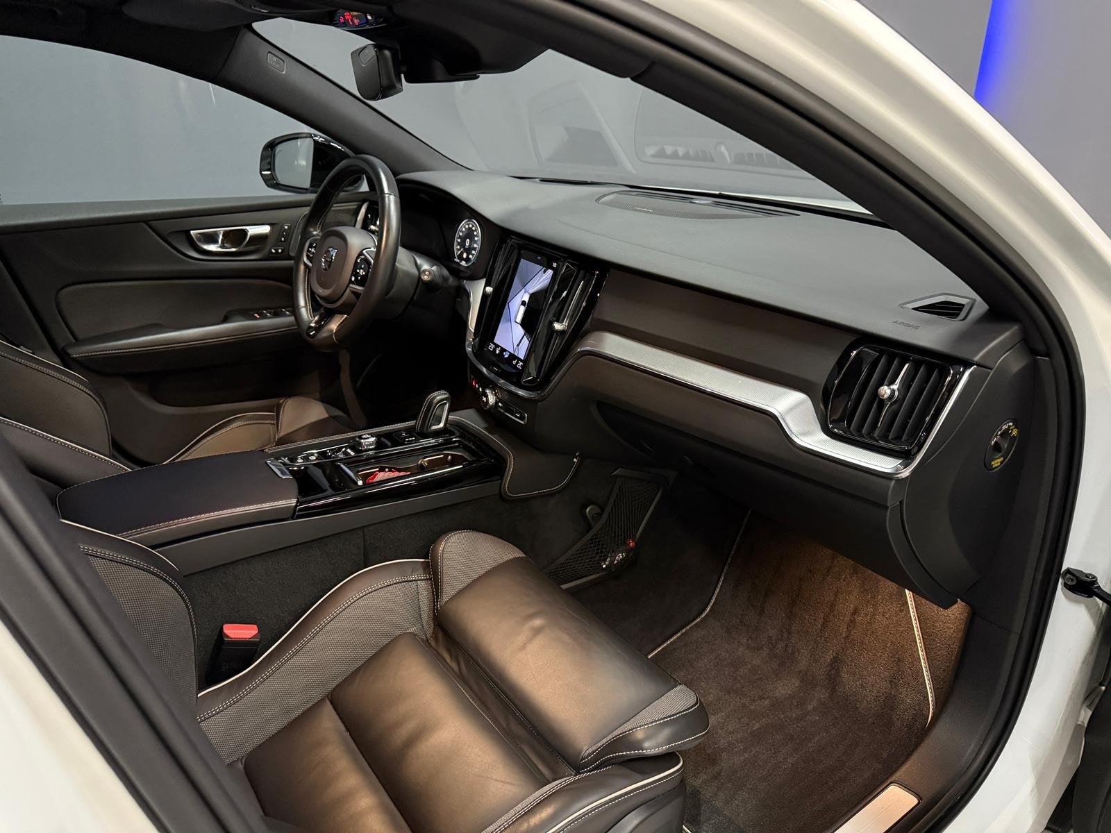 Volvo V60 2.0 T6 Recharge AWD R-Design 360|Trekhaak|H/K|Head, Automaat, Gebruikt, 4 cilinders, Leder