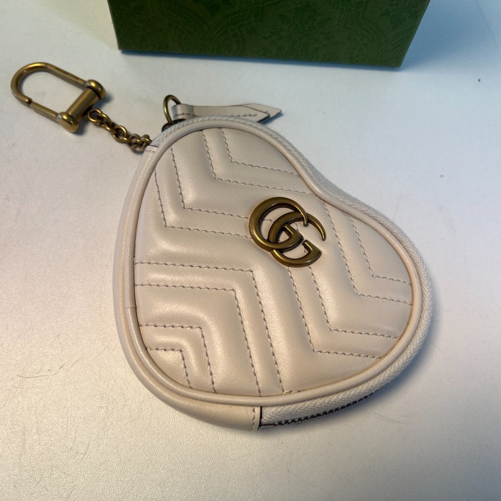 Gucci GG Marmont heart-shaped Coin Purse Wit | Portemonnee, Gucci, Nieuw, Support@gucci.com, 30 Avenue Montaigne
75008 Paris