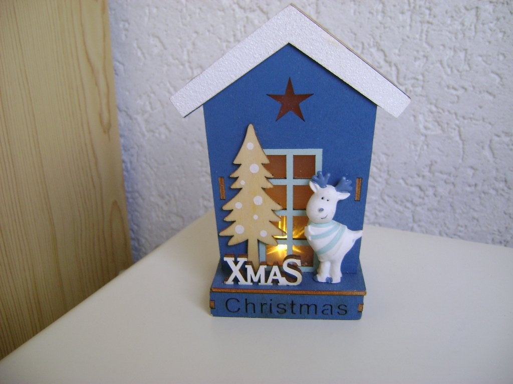 blauw houten huisje licht en christmas erop en boom 15hx8lx6, Diversen, Ophalen of Verzenden, Zo goed als nieuw