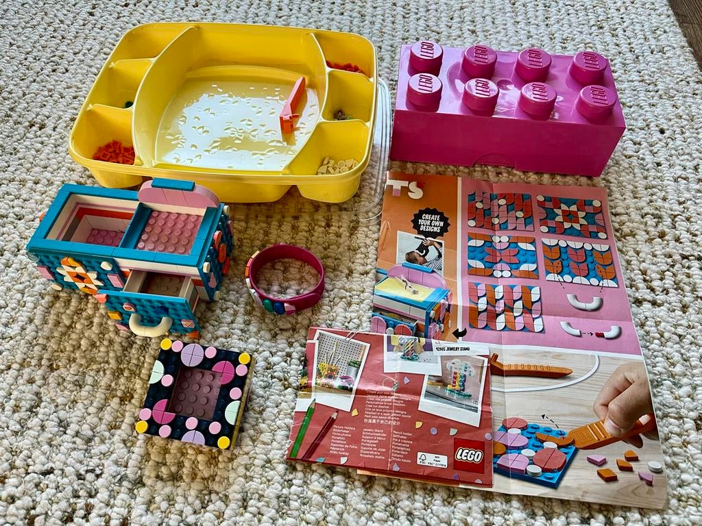 Lego Dots set: Pennenbak, lijstje, armband + Lego (brood)tro, Gebruikt, Overige thema's, Lego, Ophalen of Verzenden