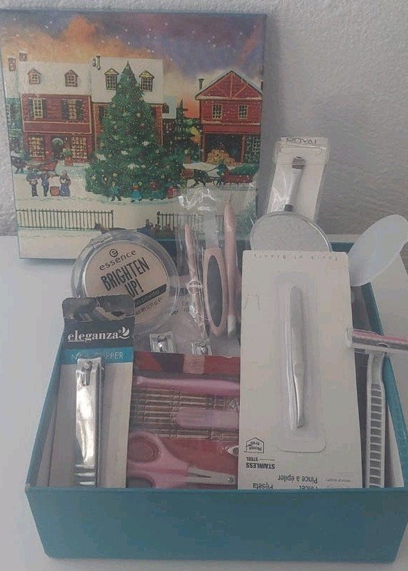 Cadeaudoos met nieuwe badkamerspullen - Kersttafereel, Diversen, Kerst, Ophalen, Nieuw