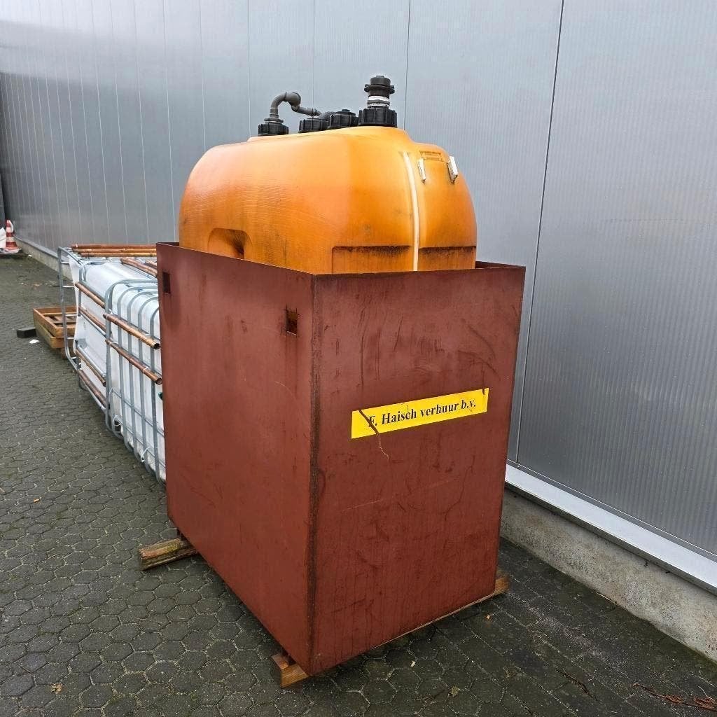 kunststof brandstoftank met stalen lekbak en pomp, Ophalen, Gebruikt