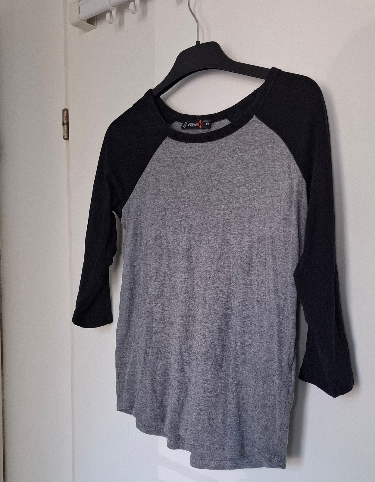 FB Sister Raglan T-shirt Grijs/Zwart Maat XS, Kleding | Dames, Ophalen of Verzenden, Lange mouw, Maat 34 (XS) of kleiner, Grijs
