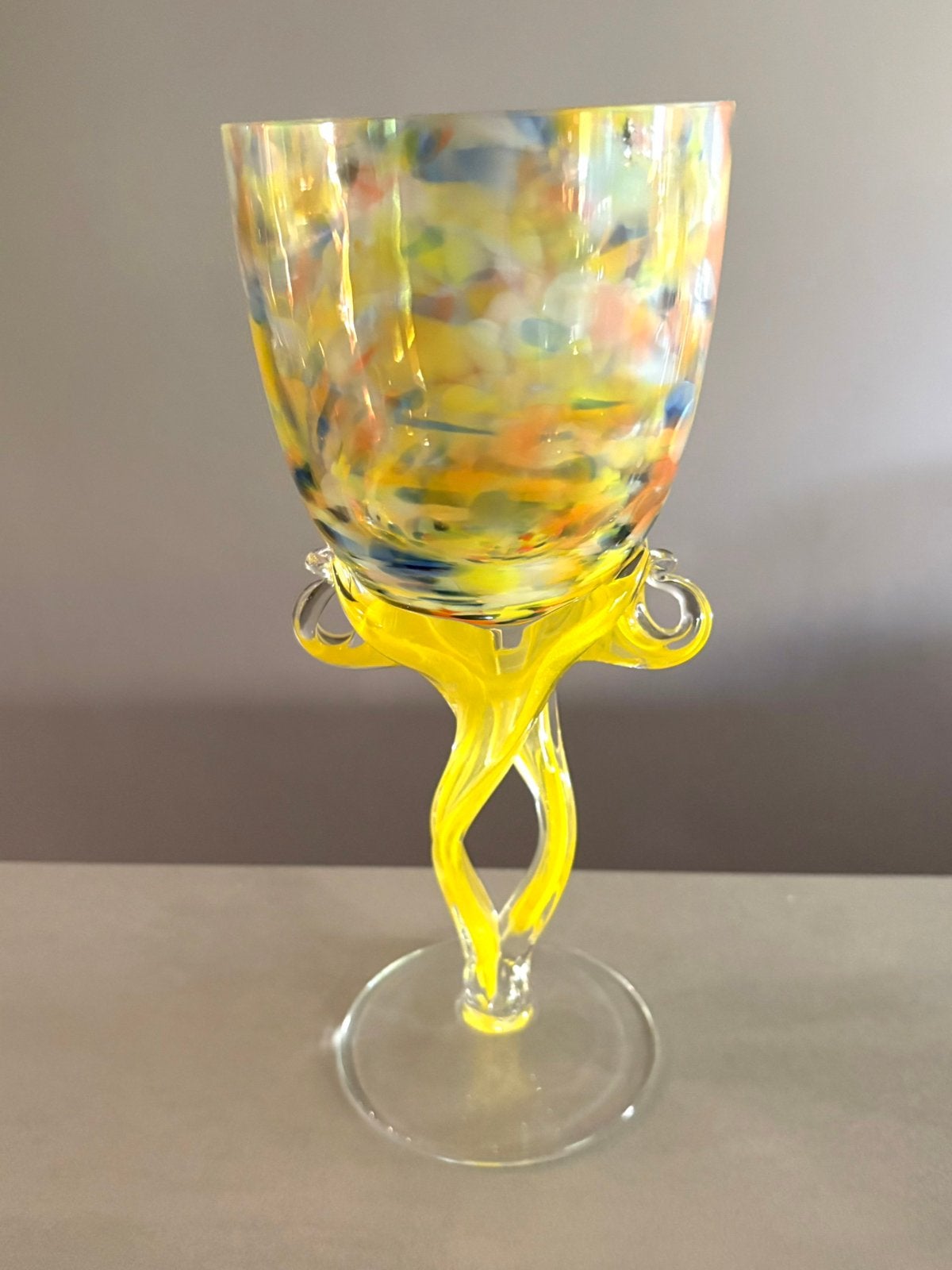 Handgeblazen wijnglas met een veelkleurig confettipatroon, Antiek en Kunst, Antiek | Glas en Kristal, Ophalen of Verzenden