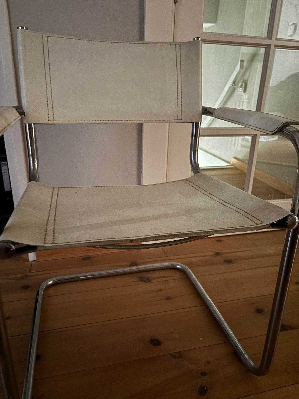 Twee design eetkamerstoelen - Gebruikt maar nog goed, Huis en Inrichting, Gebruikt, Twee, Wit, Leer