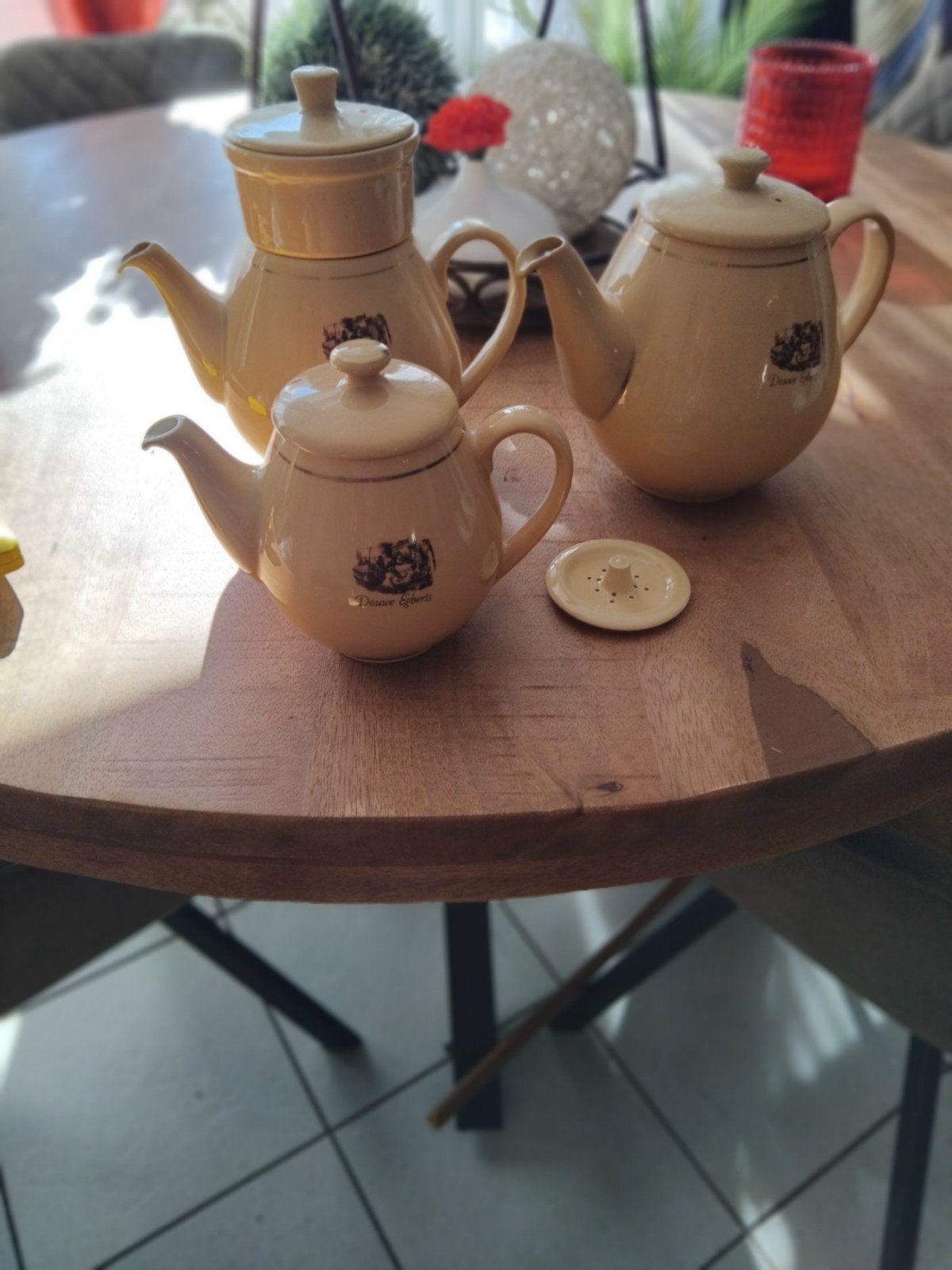 Douwe Egberts koffiepot met filter en 2 theepotten, Ophalen of Verzenden