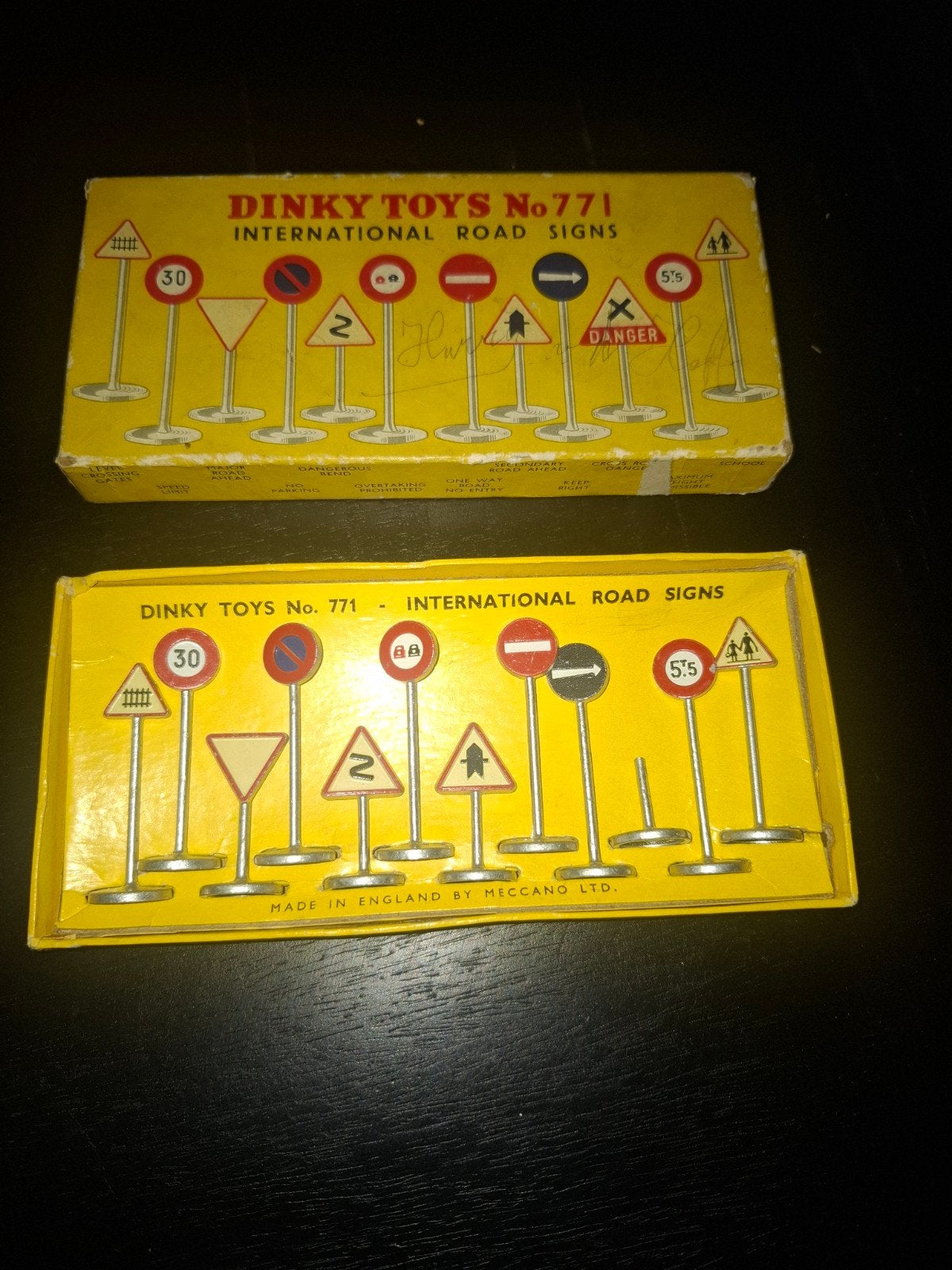 Dinky Toys No. 771 Internationale Verkeersborden (1 kapot), Ophalen of Verzenden, Gebruikt