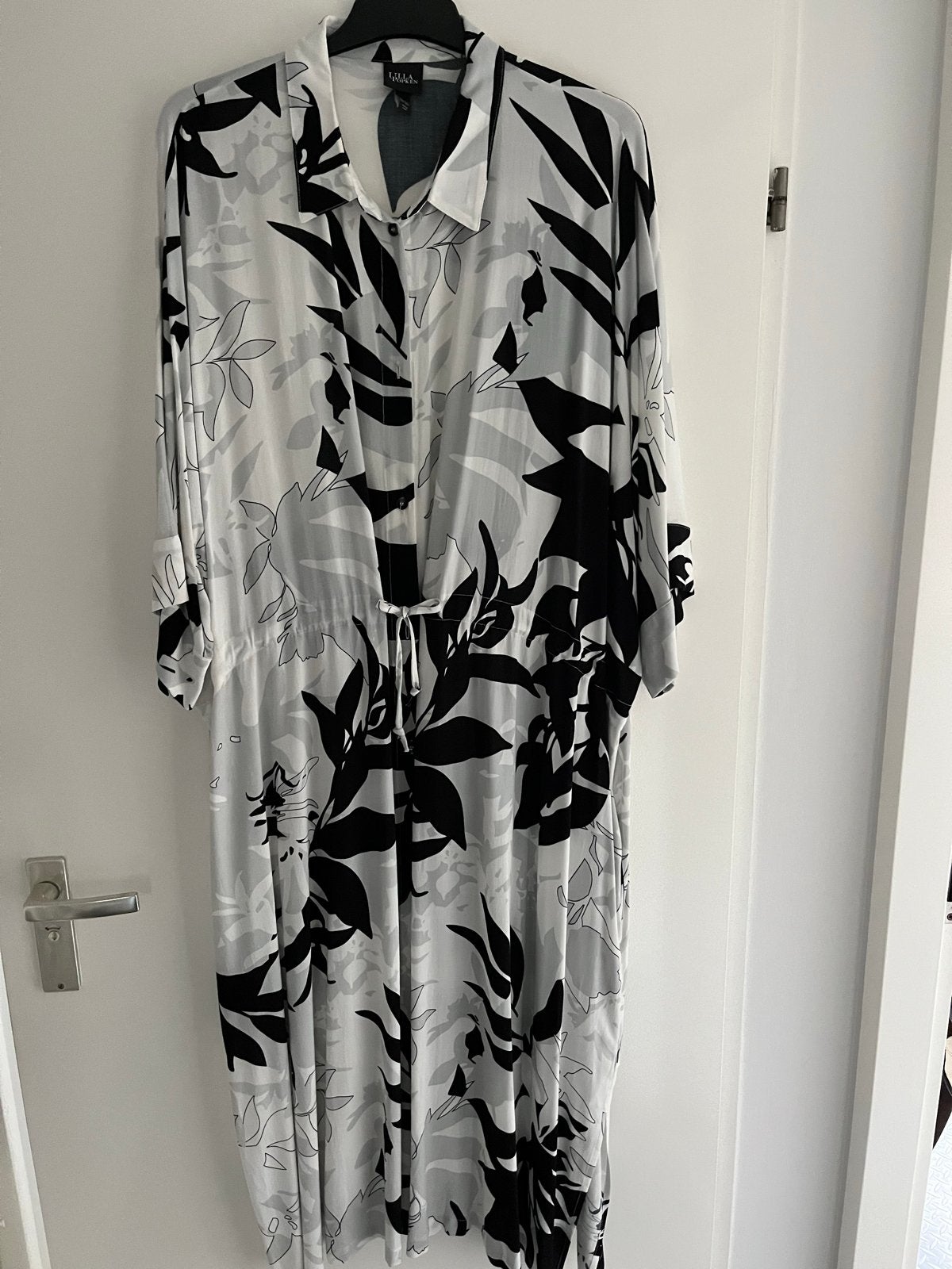 Ulla Popken Jurk Zwart-Wit Bloemenprint Maat 54/56 (L), Zwart, Maat 42/44 (L), Ophalen of Verzenden, Zo goed als nieuw