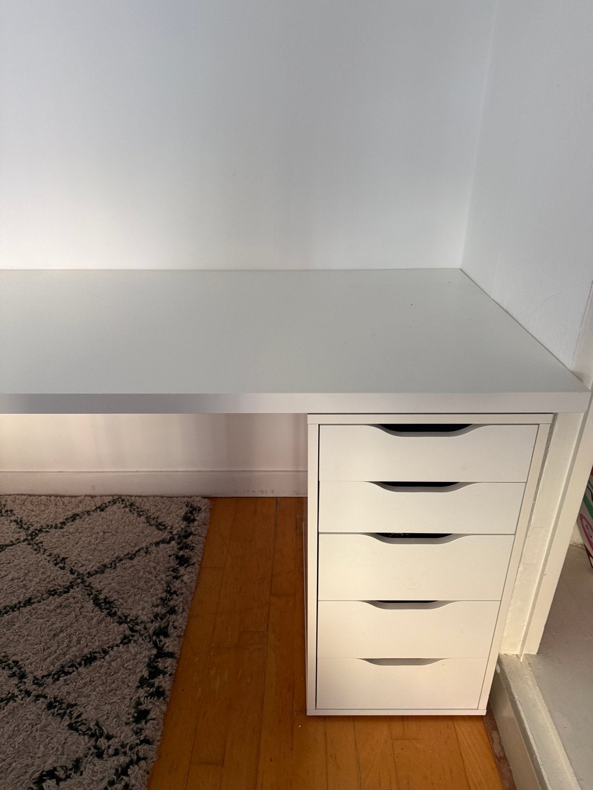 Wit bureau met ladeblok en houten poten, Ophalen, Gebruikt, Met lades, Spaanplaat of MDF