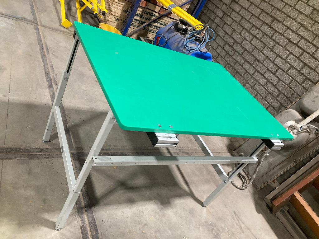 tafel met kunststof werkblad, Ophalen, 100 tot 150 cm, 50 tot 100 cm, Zo goed als nieuw