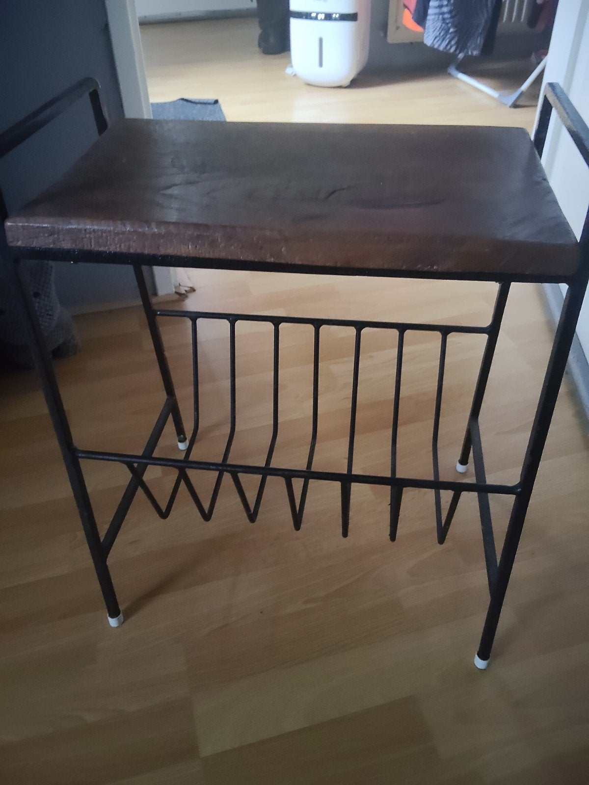 Vintage bijzettafel met lectuurbak - Hout en metaal, Ophalen of Verzenden