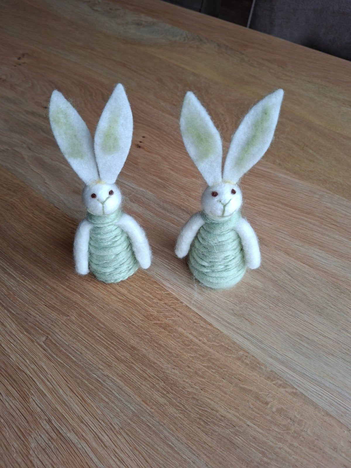 2 decoratieve paashaasjes, Ophalen of Verzenden, Zo goed als nieuw