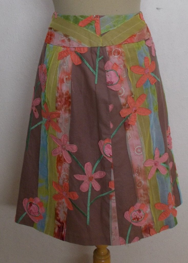 Aparte Ibiza/hippie/boho handmade rok met bloemen! 38, Kleding | Dames, Rokken, Maat 38/40 (M), Zo goed als nieuw, Onder de knie