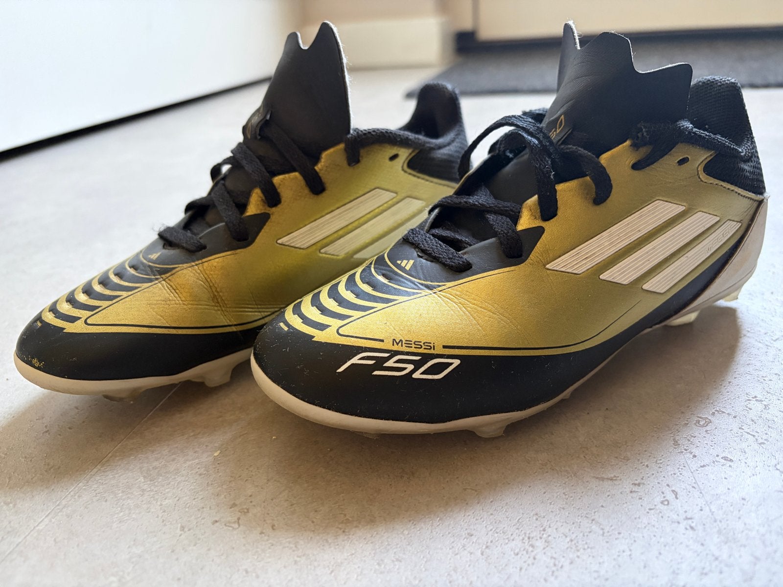 Adidas Messi F50 Voetbalschoenen - Maat 35, Sport en Fitness, Voetbal, Ophalen of Verzenden, Gebruikt, Schoenen