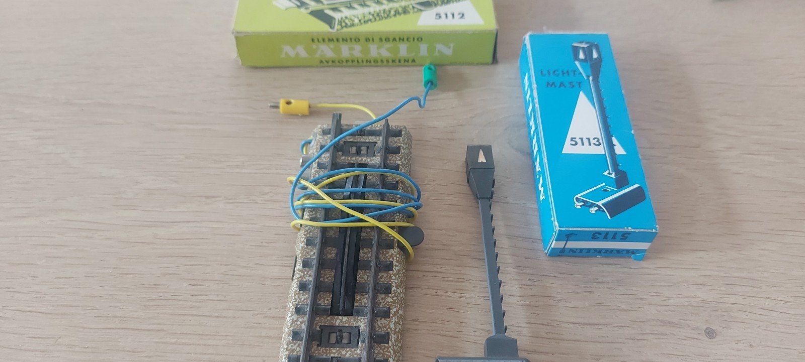 Märklin ontkoppelrail en lantaarn m-rails artnr 5112+5113, Hobby en Vrije tijd, Wisselstroom, Rails, Ophalen of Verzenden, Zo goed als nieuw