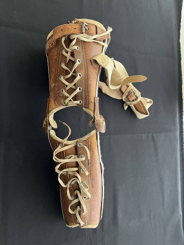 Antieke orthopedische been-brace van dik gegoten leer., Antiek en Kunst, Ophalen of Verzenden