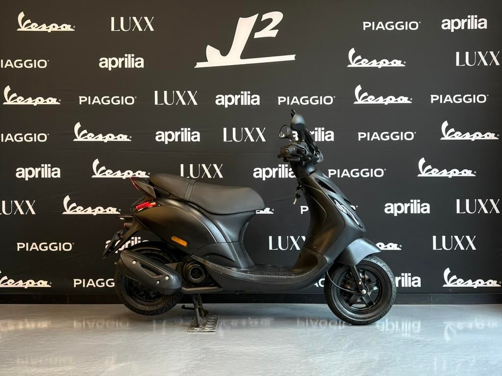Piaggio Zip | Mat Zwart | Brom | 2021 | 7843 km, Fietsen en Brommers, Scooters | Piaggio, ., Maximaal 45 km/u, Zip, Ophalen of Verzenden