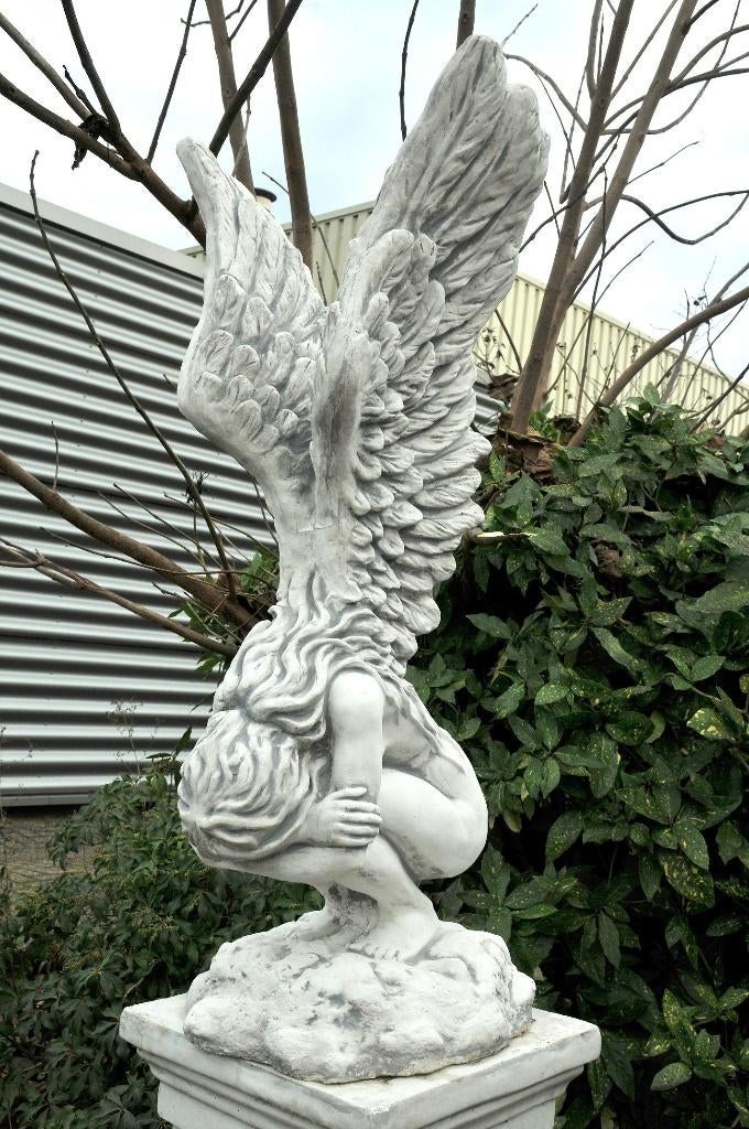 Zeer forse knielende Engel met vleugels omhoog, Tuin en Terras, Tuinbeelden, Steen, Engelenbeeld, ., Nieuw