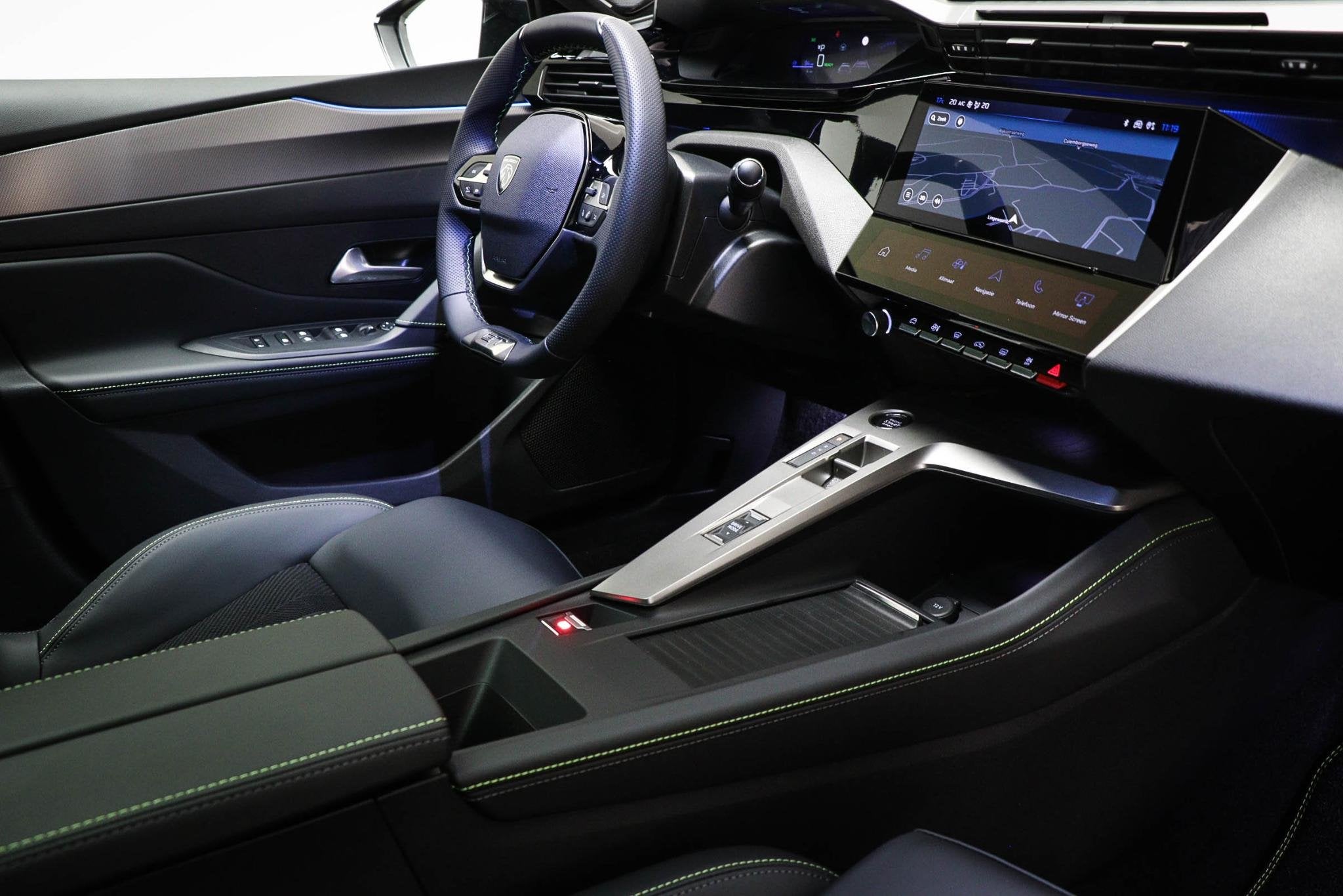 Peugeot e-408 GT 58 kWh | NIEUW | PANORAMADAK | STUURVERWARM, Stof, 213 pk, 375 min, Zwart