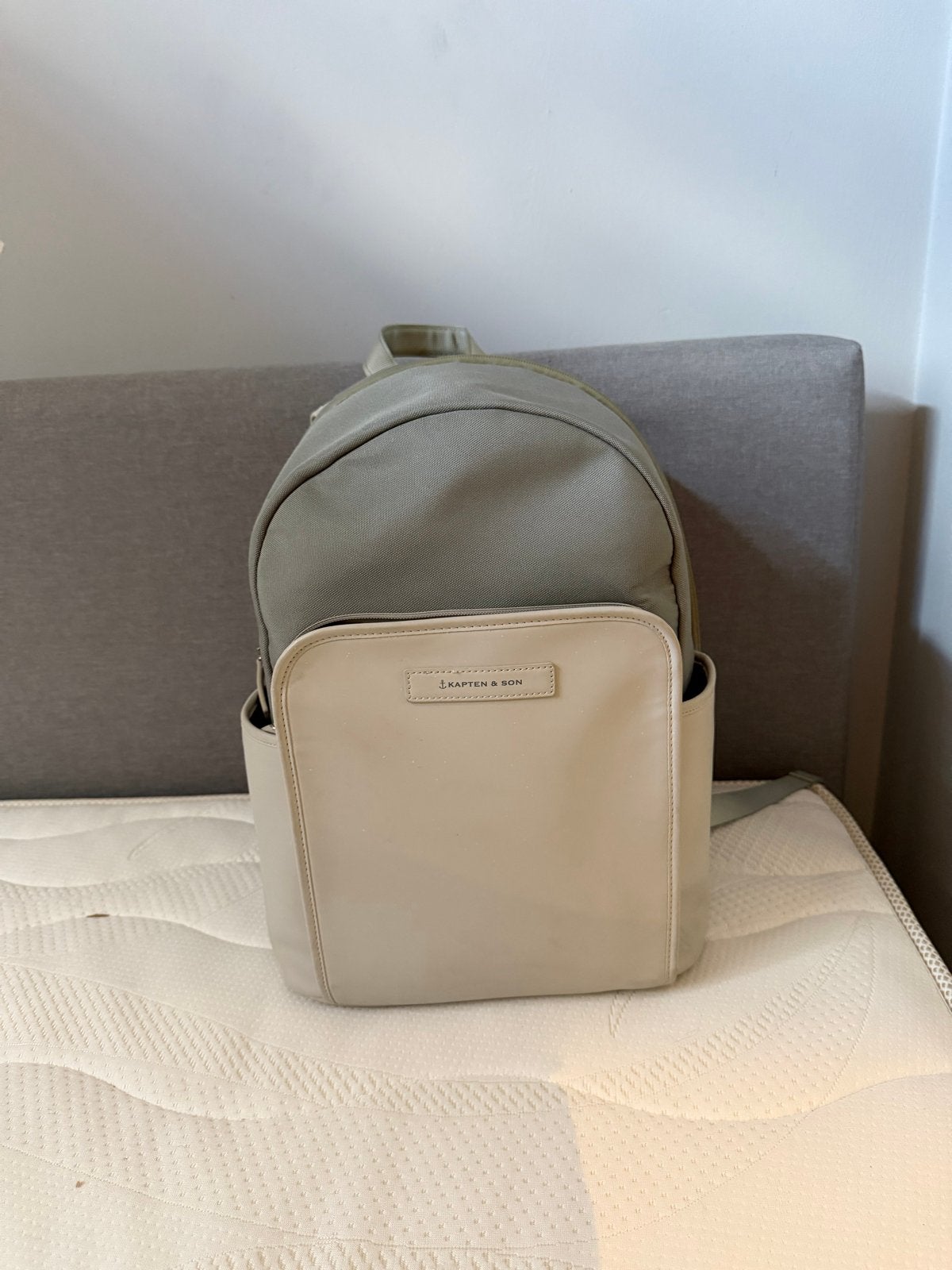 Kapten & Son rugtas groen / ecru, Sieraden, Tassen en Uiterlijk, Tassen | Rugtassen, Gebruikt, 25 tot 40 cm, 30 tot 45 cm, Ophalen