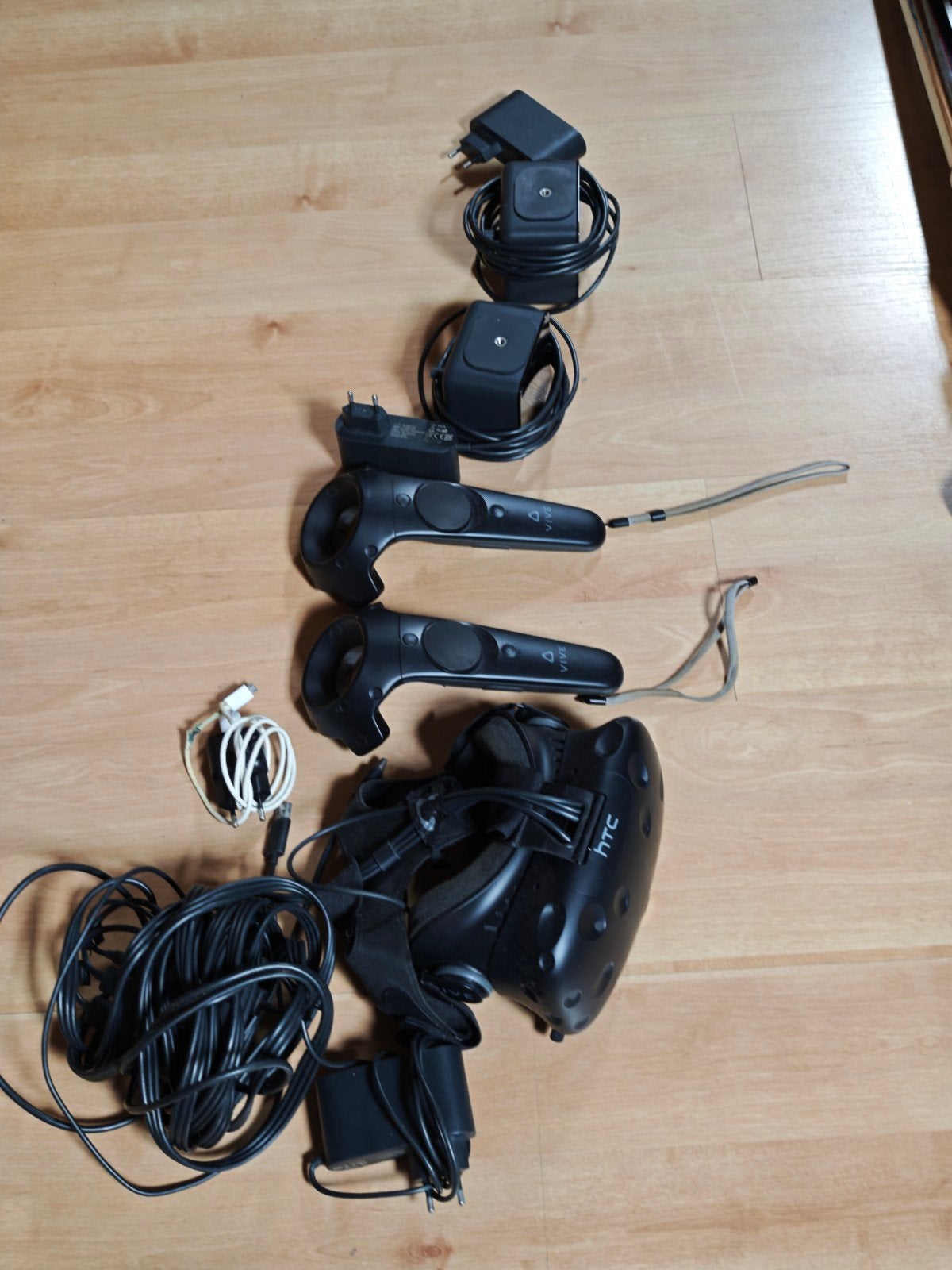 HTC Vive Basisset - Gebruikt, voor een zacht prijsje, Spelcomputers en Games, Ophalen of Verzenden, Gebruikt, VR-bril, Pc