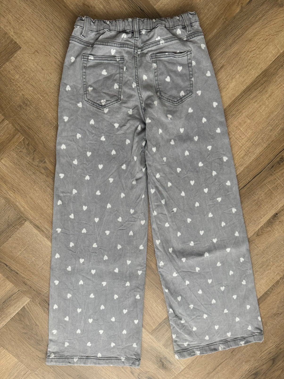 Mooie grijze spijkerbroek met hartjes design maat 152, Ophalen of Verzenden, Zo goed als nieuw, Meisje, Broek