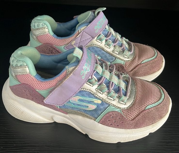 Hippe sneakers skechers maat 28, Gebruikt, Meisje, Schoenen, Ophalen of Verzenden
