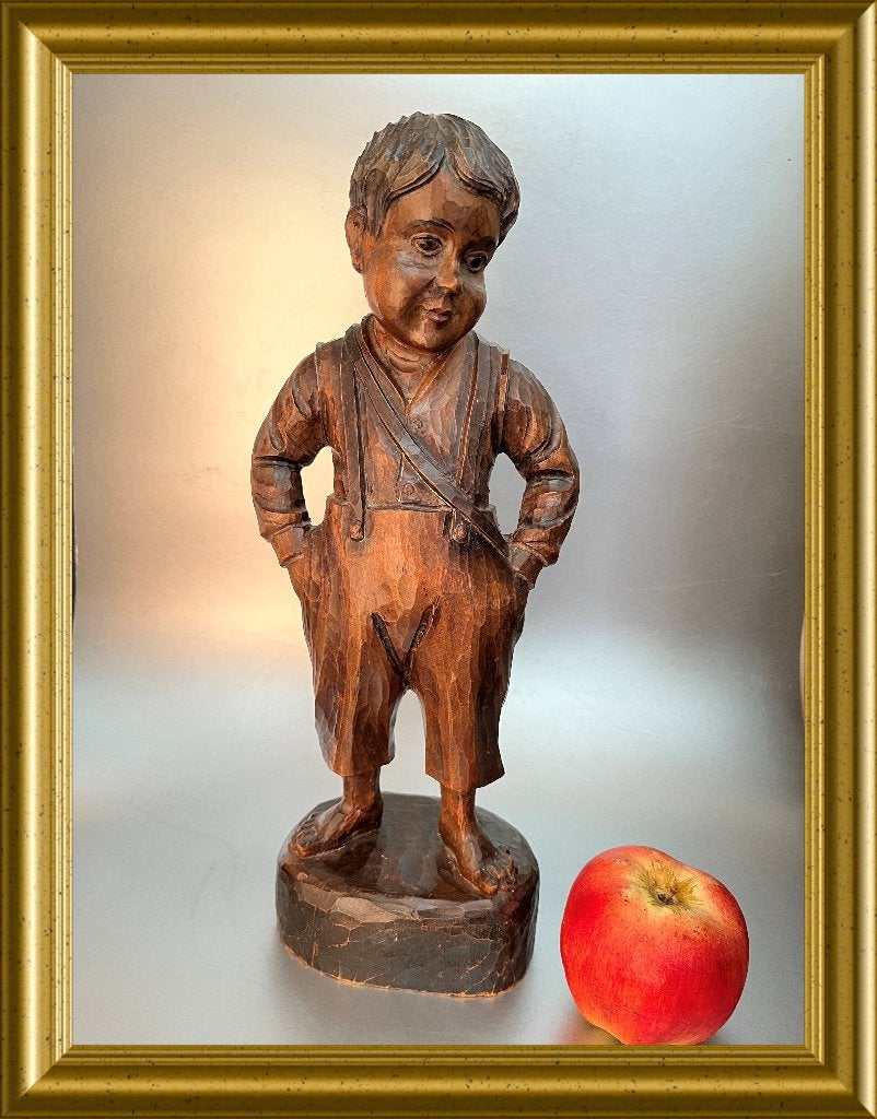 Spaans houtsnijwerk beeld: jongen met tas, Ouro, Ophalen of Verzenden, Handgemaakt, 20 - 50 cm, Beeld