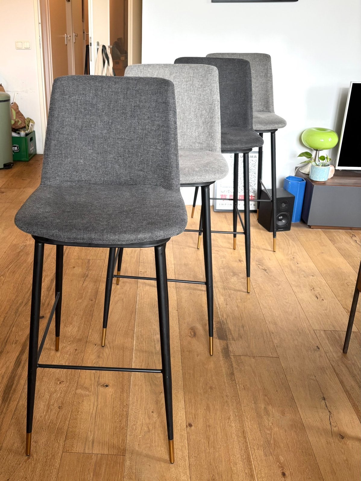 Set van 4 moderne barkrukken Loods 5 – grijze stof, 2 krukken, Ophalen, Zo goed als nieuw, 60 tot 90 cm