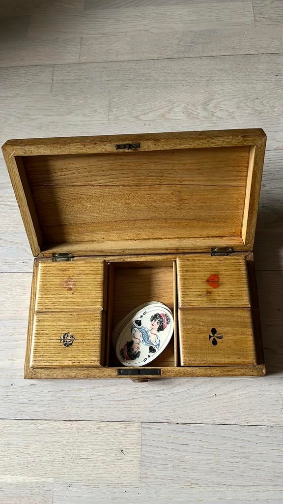 Uniek ovaal kaartspel in vintage kaartspeldoos, Hobby en Vrije tijd, Gezelschapsspellen | Bordspellen, Ophalen, Gebruikt