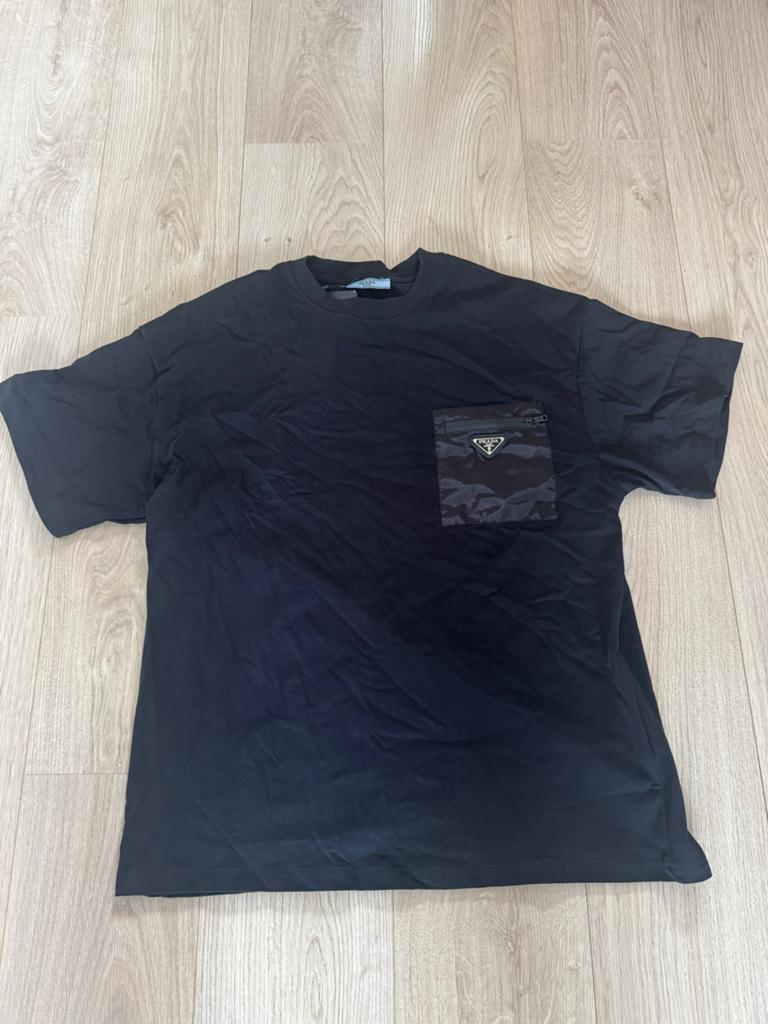 Prada T-shirt met zakje - Maat L, Kleding | Heren, T-shirts, Ophalen of Verzenden, Zo goed als nieuw, Maat 52/54 (L), Zwart