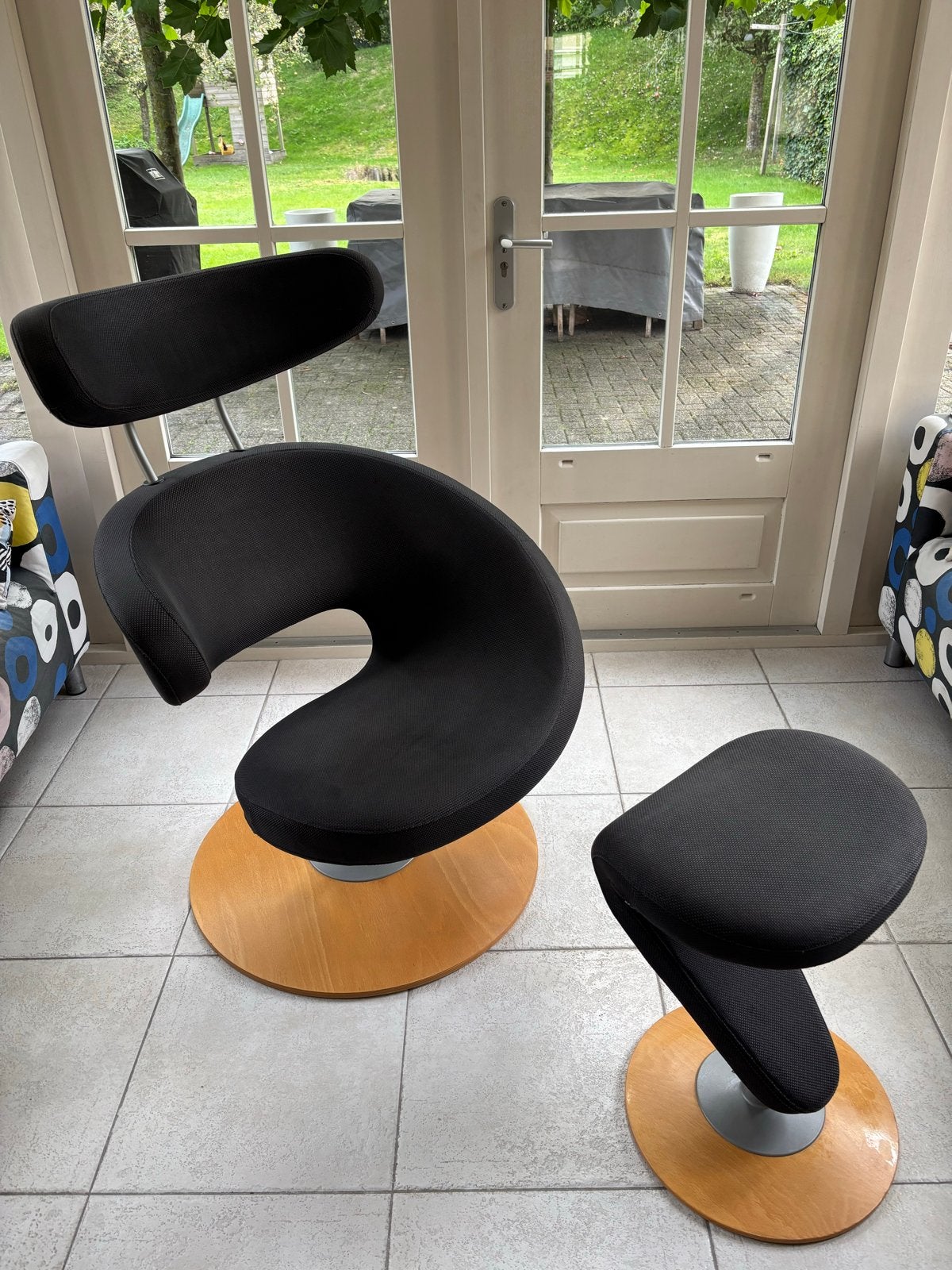 Stokke Peel Variér fauteuil met voetenbank - Zwart, Huis en Inrichting, Ophalen of Verzenden, Zo goed als nieuw, Hout, 75 tot 100 cm