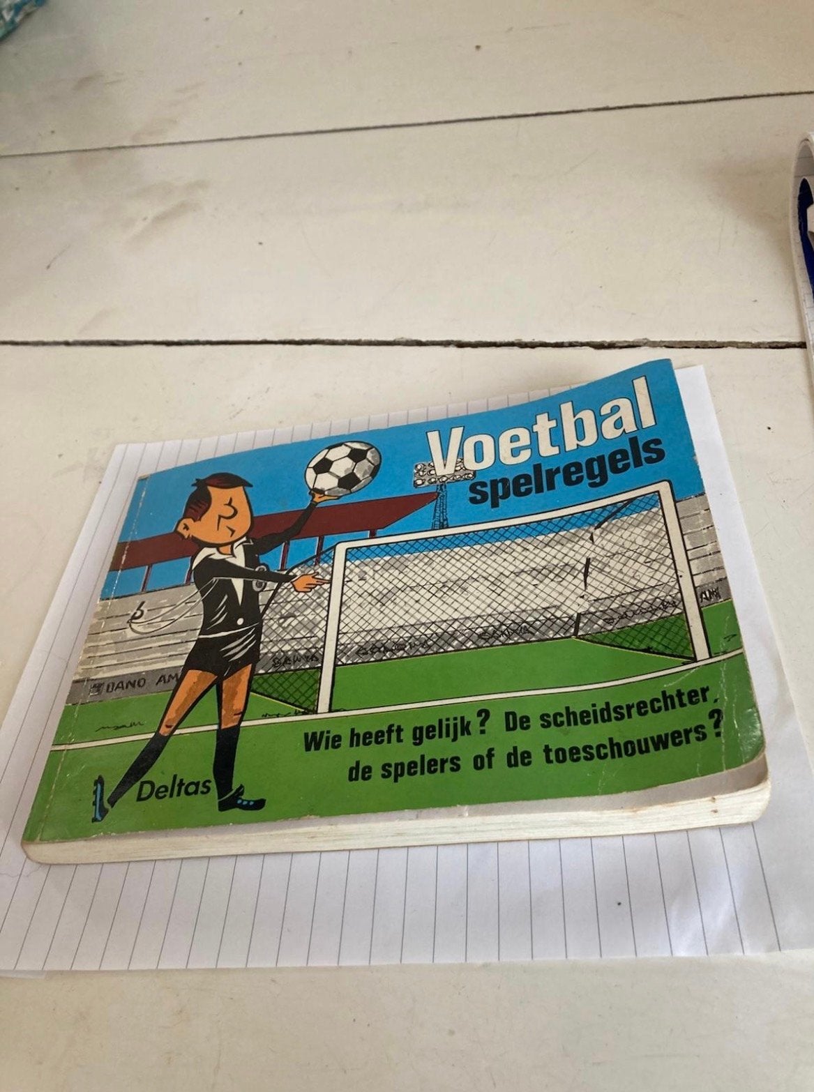 Vintage Voetbal Spelregels Boekje met Kleurillustraties, Ophalen of Verzenden, Gelezen, Balsport