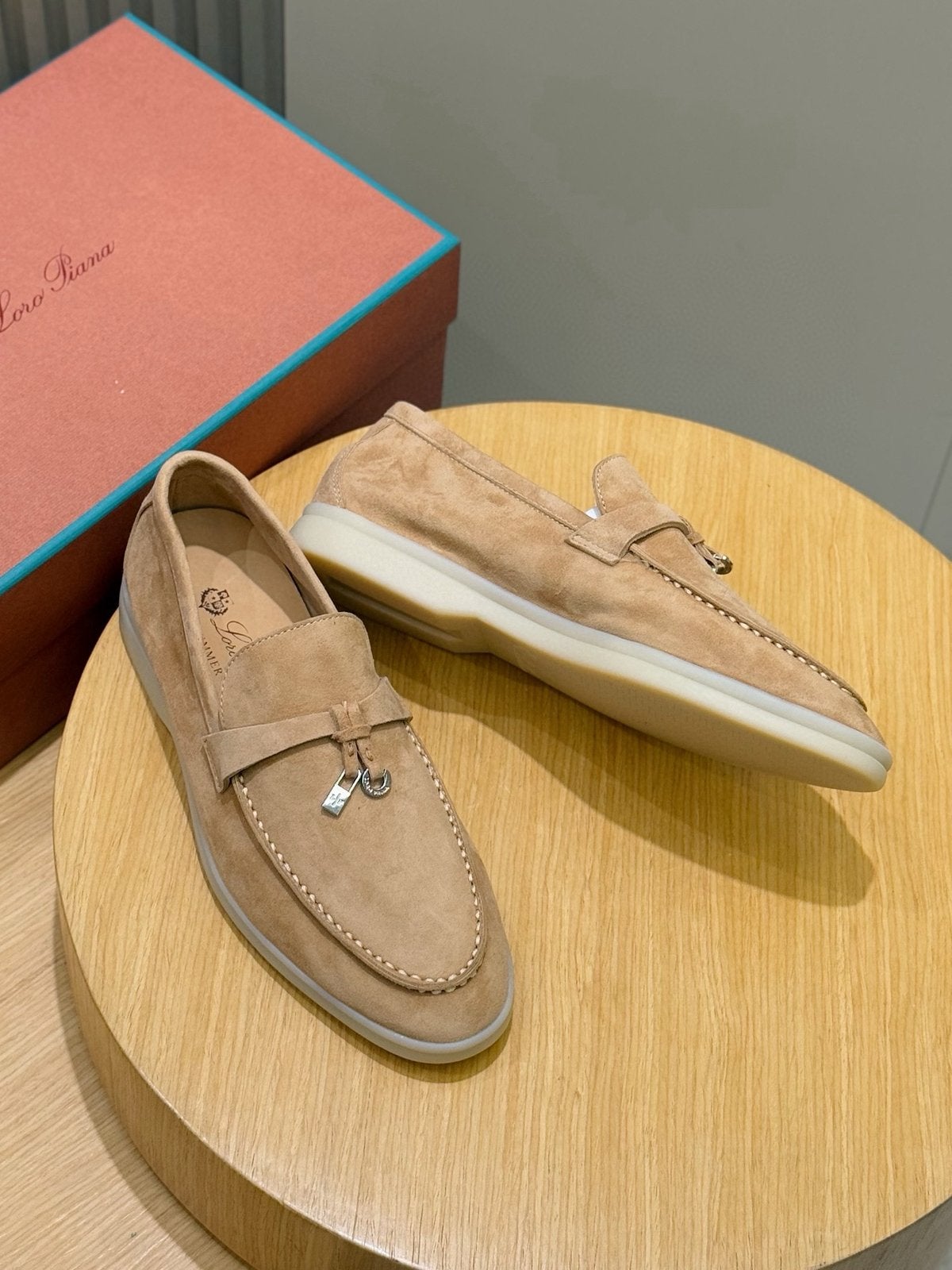 Loro piana dames maat 39, Ophalen of Verzenden, Nieuw, Blauw, Loafers